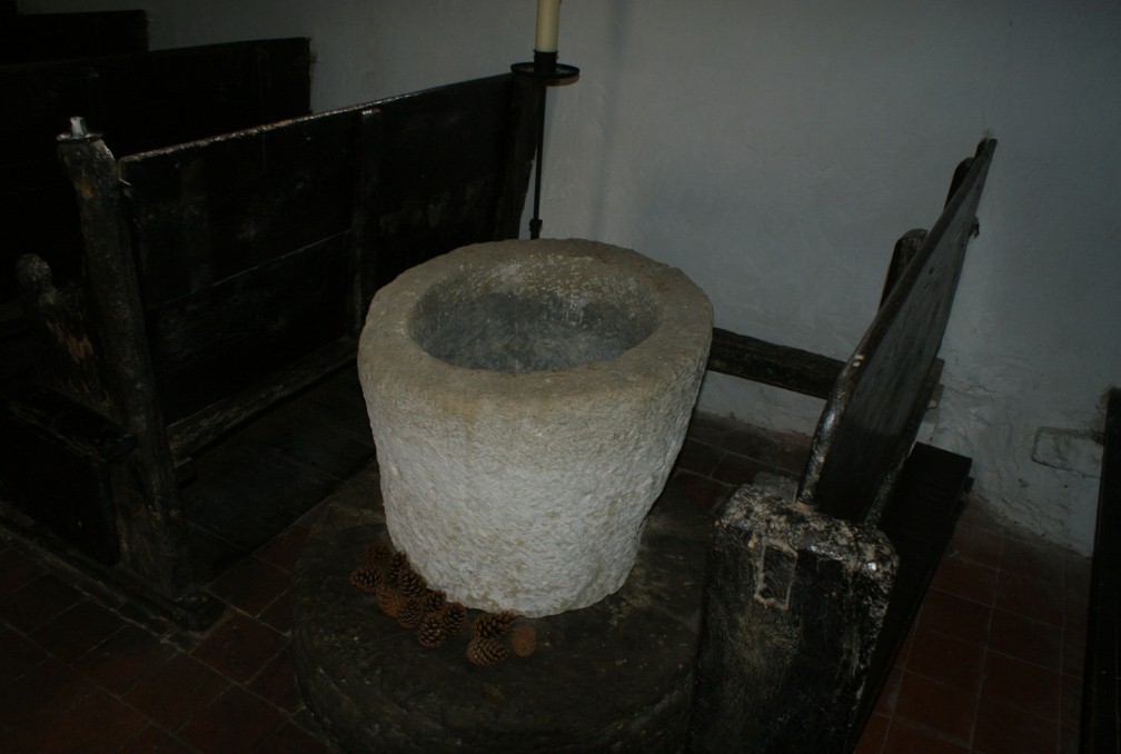 Font at St. Andrews, Didling - click image to return