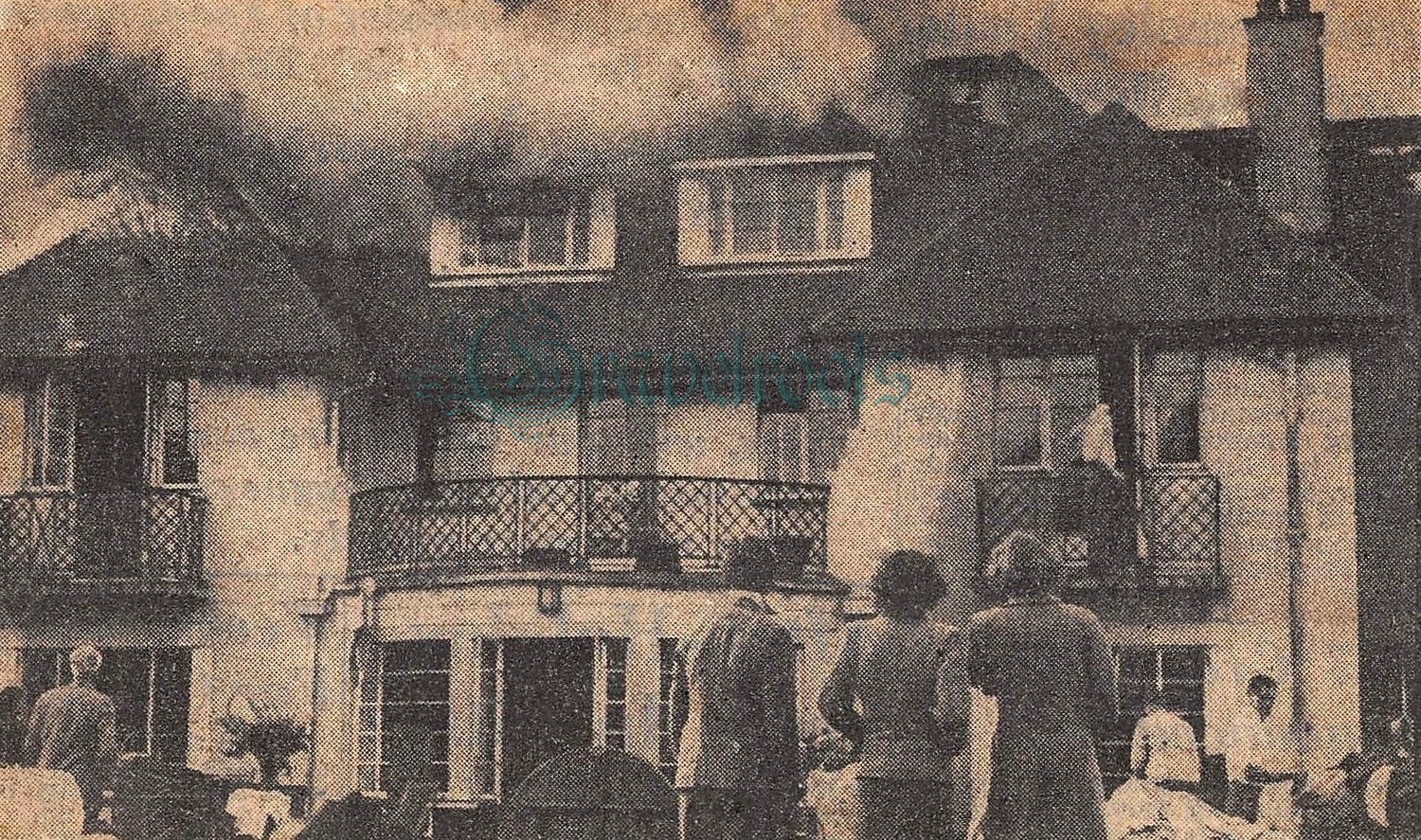  old photo of fire at Iron Gates, Cannon Close, Aldwick, Sussex - click image to return