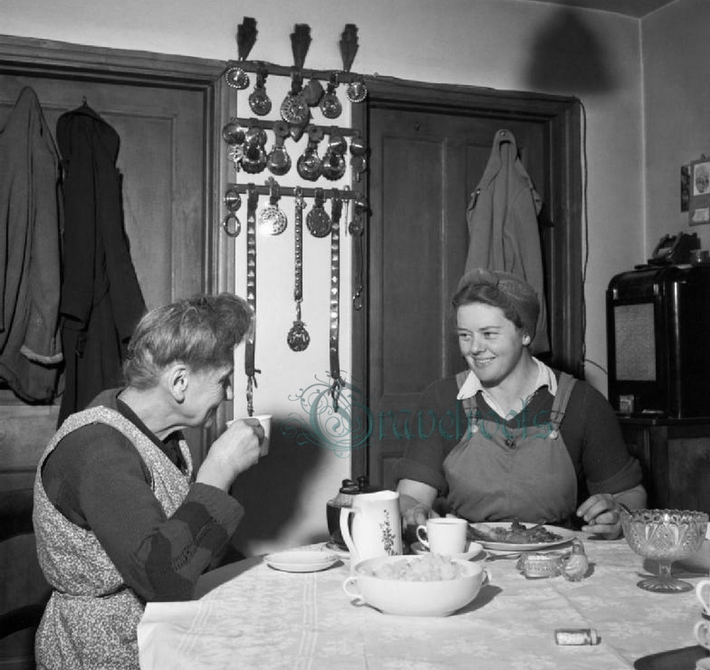 old photo of Prattendens Cottage, Bury, Sussex - click image below to return