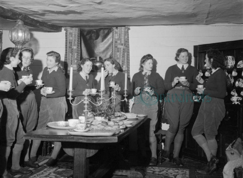  old photo of WLA girls, Prattendens Cottage, Bury, Sussex - click image below to return