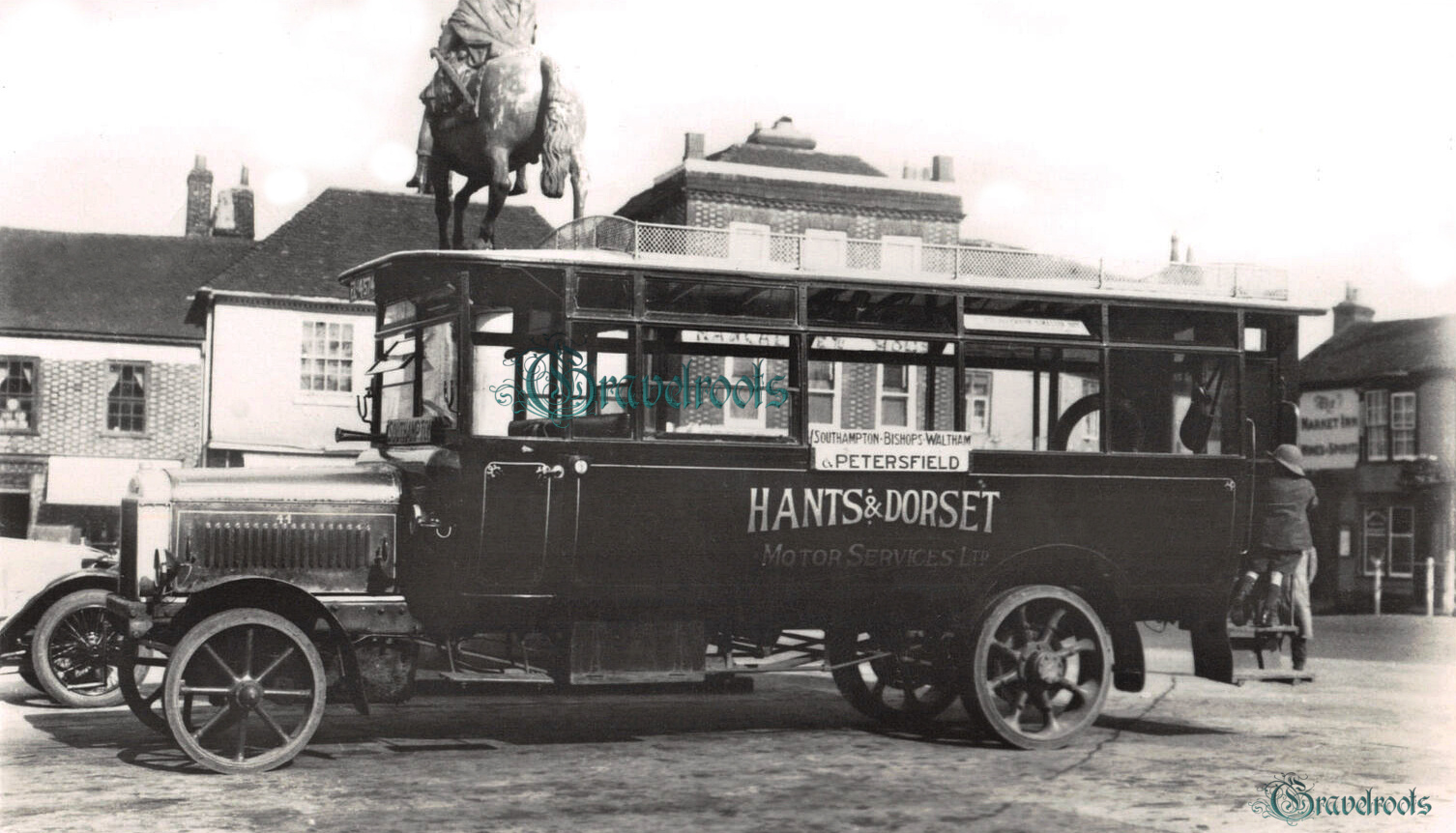 old photo Bus No.44, Market Square, Petersfield, Hampshire - click image to return
