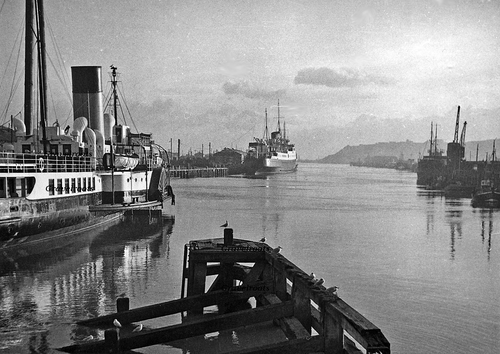 Newhaven Harbour old photo - click to return