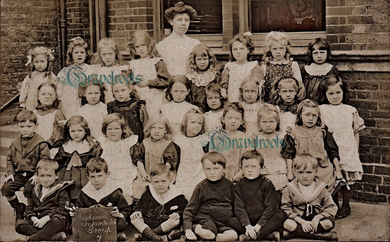 old photo of Newhaven Infant School pupils, Sussex - click image to return