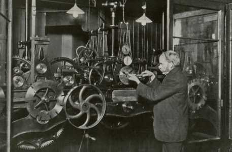 moving forward the hands of a large public clock
under the Summertime Act 1916 - - - click for full image