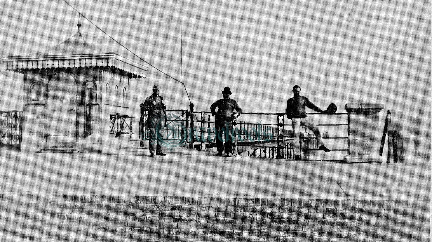 Old photo of Bognor Pier, Sussex - click to return