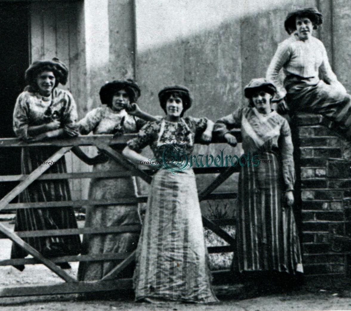 Rag Pickers in Midhurst c.1916 - click image to return