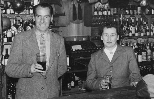 Half Moon Bar, Northchapel