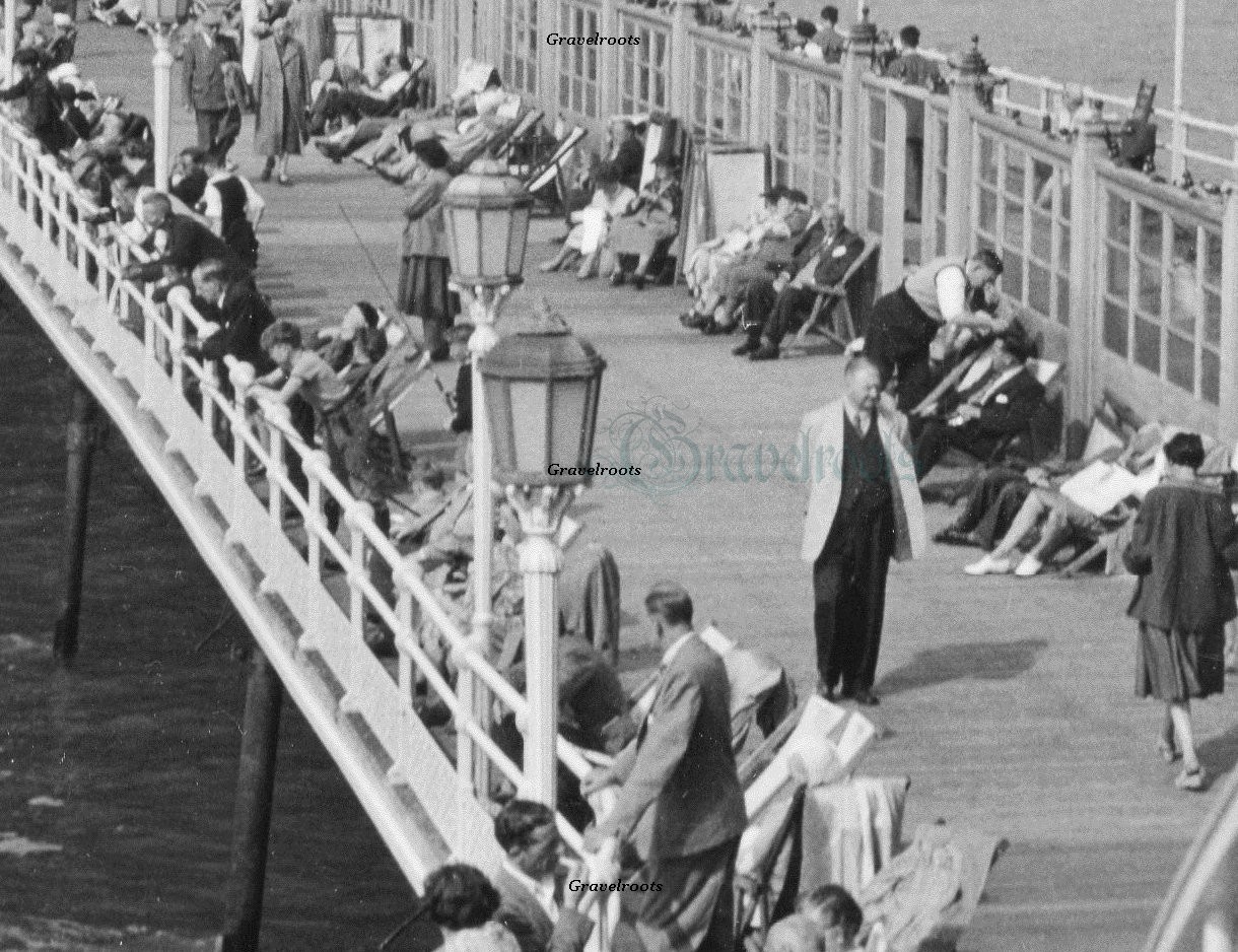 Worthing Pier, Sussex  
click image to return